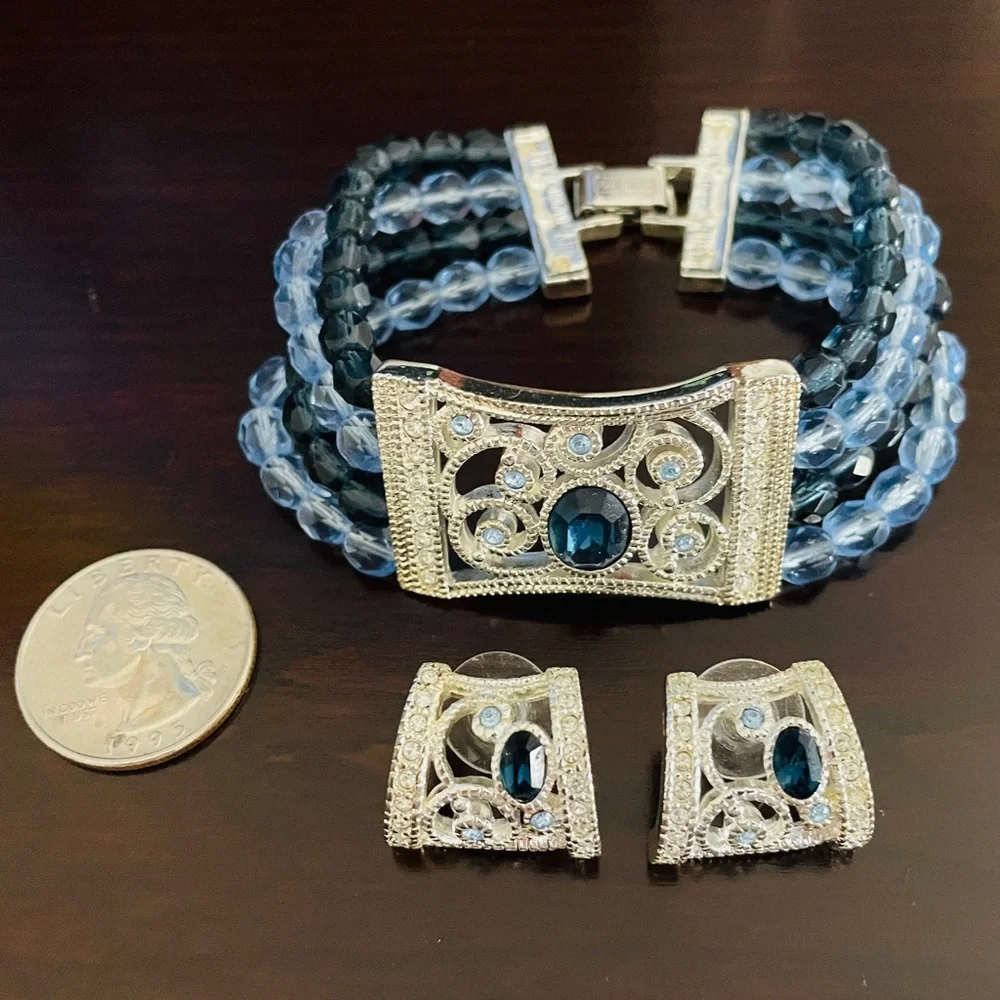 Napier (signed) matching clasp bracelet & pierced earrings set silver tone blue